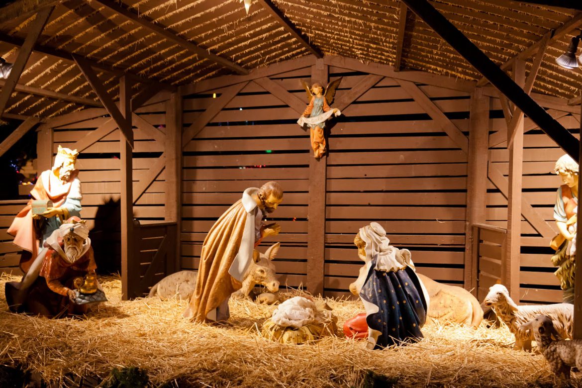 Nacimiento De Jesus En El Pesebre Con Maria Y Jose En Navidad La Noche En Vino 7464